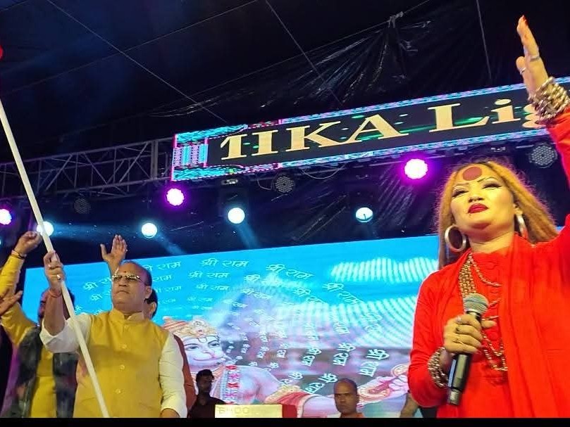 You are currently viewing विधायक अनिल जैन ने “पंडा को लग गई चुड़ैलें रे”भजन पर गायिका शहनाज अख्तर के साथ मंच पर किया डांस, सोशल मीडिया पर वायरल हुआ वीडियो; हजारों लोग हुए मंत्रमुग्ध