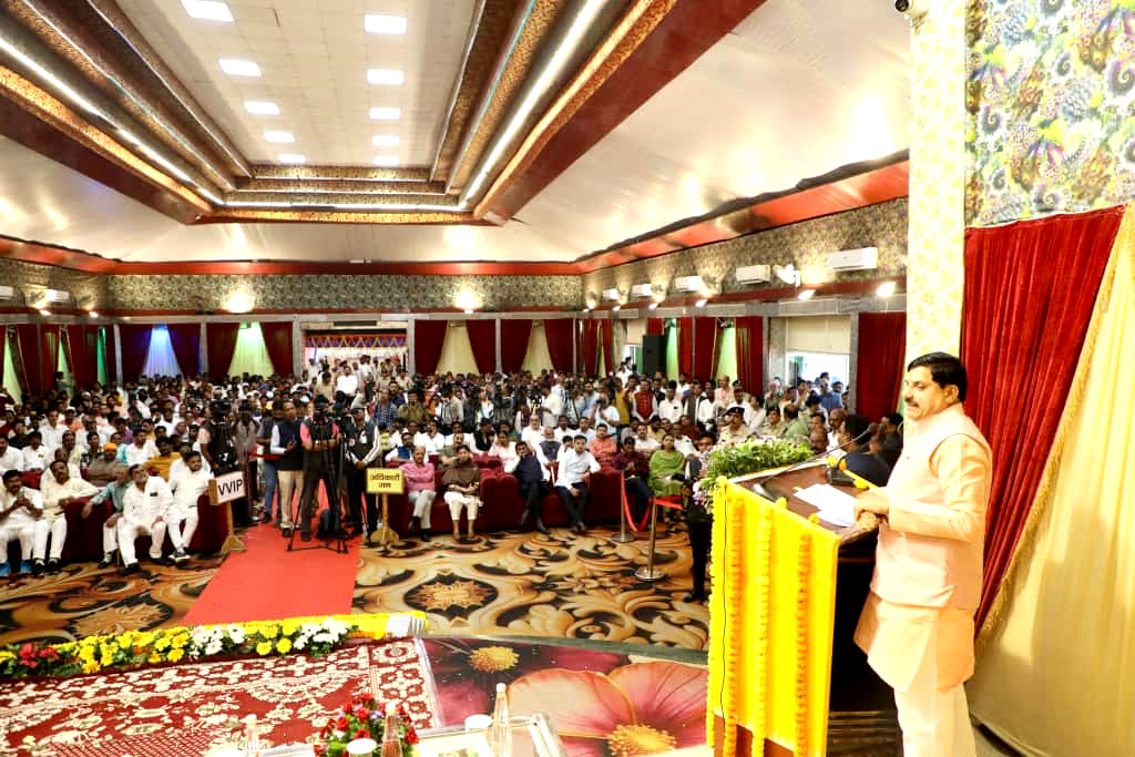 You are currently viewing भोपाल में ‘समरसता सम्मेलन’: सीएम मोहन यादव बोले – “महर्षि वाल्मीकि ने रामायण के रूप में दी मानवता को अमर धरोहर”, कहा – “जब समाज प्रेम और एकता से चलता है, तब राष्ट्र सशक्त बनता है”