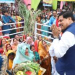 भोपाल से पटना तक गूंजे छठ के गीत — लाखों श्रद्धालुओं ने डूबते सूर्य को दिया अर्घ्य, महिलाएं बांस की टोकरी और दीपों संग लीन रहीं पूजा में; सीएम मोहन यादव ने दिया अर्घ्य!