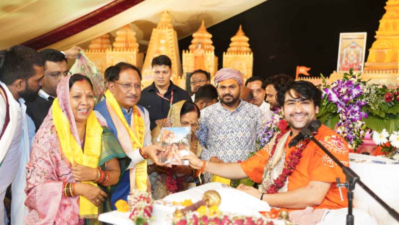 You are currently viewing छत्तीसगढ़ में जल्द ही गौमाता को मिलेगा ‘राज्य माता’ का दर्जा, CM साय ने बाबा बागेश्वर की कथा में किया बड़ा ऐलान