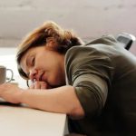 लंच के बाद नींद और सुस्ती से हैं परेशान? कहीं ये किसी बीमारी का लक्षण तो नहीं? जानें क्‍या कहते हैं एक्सपर्ट्स