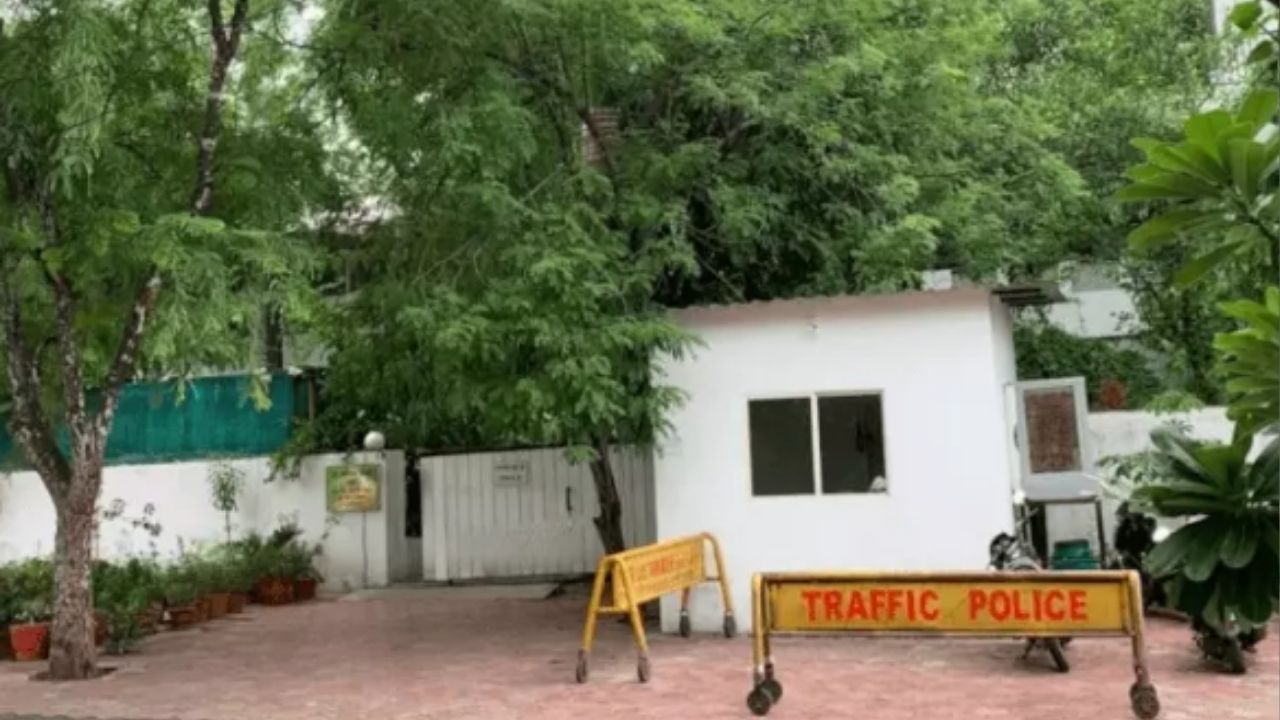 You are currently viewing बिना पात्रता के पूर्व मंत्रियों और नेताओं का बंगलों पर कब्जा, प्रभात झा को 13 जनवरी तक का अल्टीमेटम