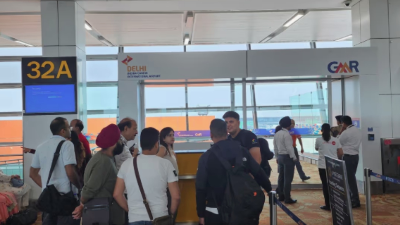 Read more about the article एक बार फिर से थमी उड़ानें, दिल्ली-मुंबई समेत कई शहरों का एयरपोर्ट सिस्टम सर्वर डाउन, यात्रियों को हुई असुविधा