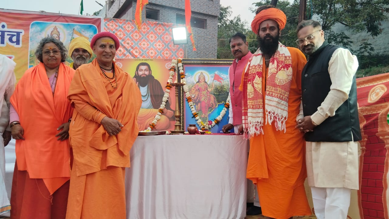 You are currently viewing संत रविदास जयंती पर उज्जैन में हुआ ऐतिहासिक समरसता आयोजन, 2121 दीपकों से सजा घाट; शिप्रा तट पर संत समाज और 100 से अधिक समाज प्रमुख एक साथ आए