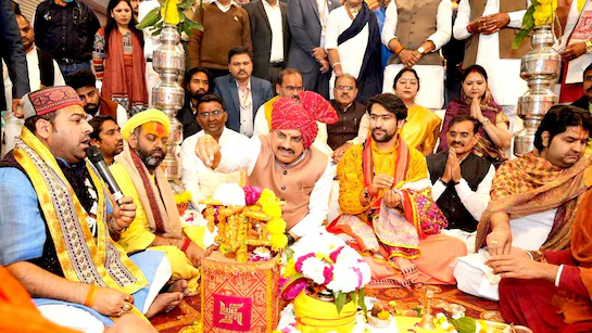 You are currently viewing बागेश्वर धाम में सातवां सामूहिक कन्या विवाह महोत्सव: 50 दुल्हनें पहुंचीं, मेहंदी-संगीत से लेकर एक लाख लोगों के प्रसादी भोजन तक व्यापक इंतजाम; सीएम मोहन यादव रहे शामिल