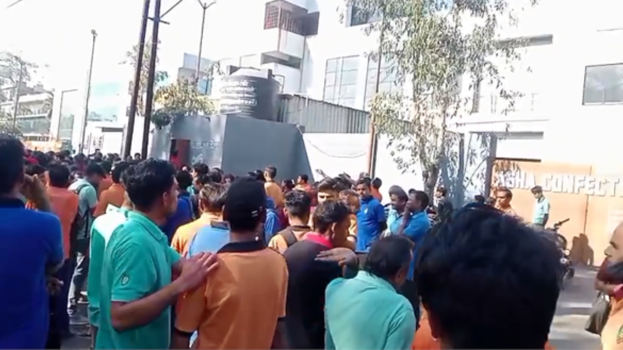 Read more about the article Indore News: फैक्ट्री आशा कंफेक्शनरी ने कर्मचारियों ने की हड़ताल, शोषण का आरोप लगाते हुए रखी ये मांगें