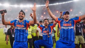 Read more about the article T20 वर्ल्ड कप जीतने के बाद मां के दरबार में पहुंचे अभिषेक शर्मा, माथा टेककर वैष्णो देवी का लिया आशीर्वाद