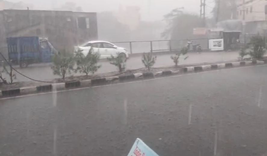 You are currently viewing MP में मौसम का यू-टर्न: 42 जिलों में बारिश-आंधी, 12 जिलों में ओले; फसलों को नुकसान