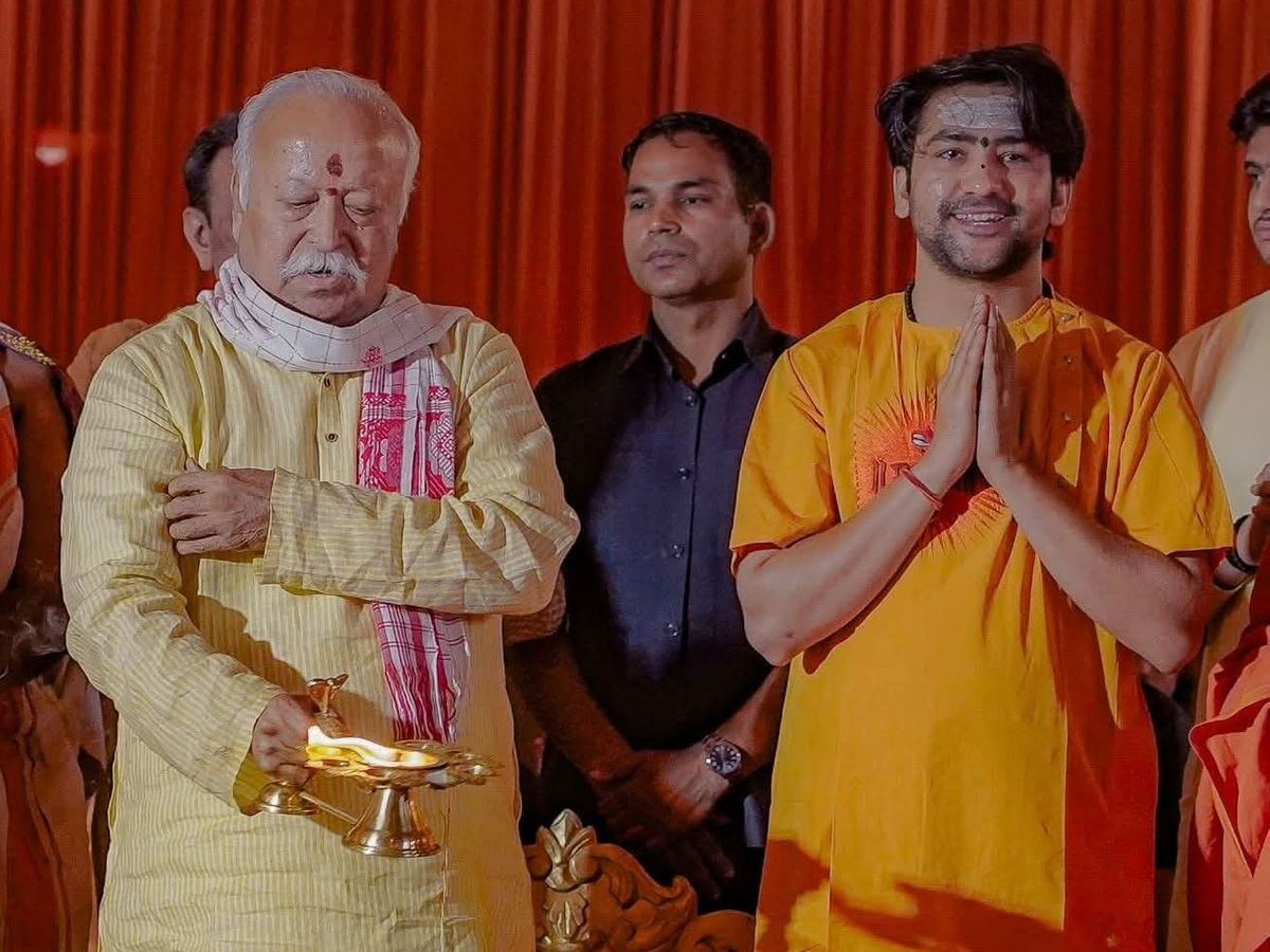 You are currently viewing नागपुर में धीरेंद्र शास्त्री का बड़ा बयान: “चार बच्चे पैदा करो, एक RSS को दो”, बोले : संघ कार्यकर्ता संकट में बचाते हैं जान