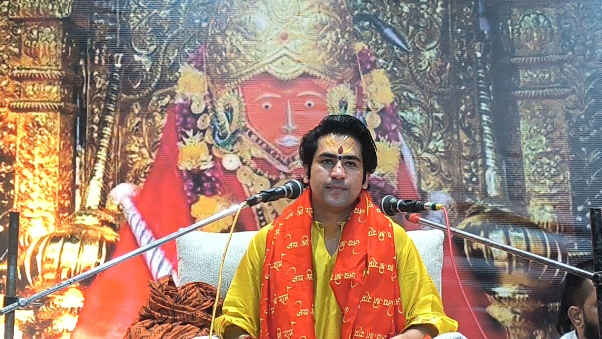 You are currently viewing लेंसकार्ट पर भड़के धीरेंद्र शास्त्री: ‘तिलक-सिंदूर से दिक्कत है तो भारत छोड़ो’, बयान के बाद विवाद तेज