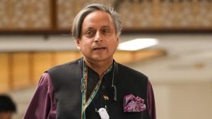 Read more about the article केरलम में चुनाव प्रचार के दौरान शशि थरूर के काफिले पर हमला, गनमैन को पीटा
