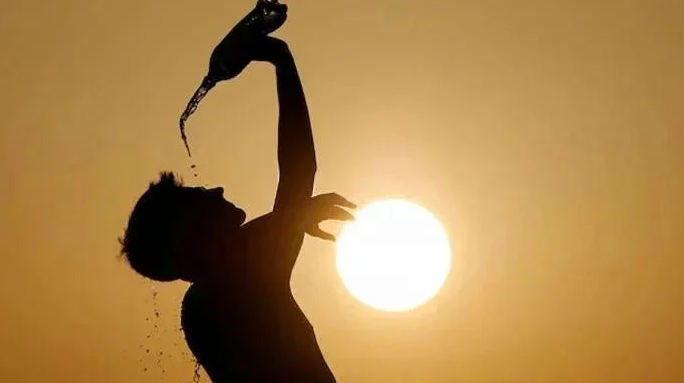 You are currently viewing अप्रैल के आखिरी दिनों में गर्मी का ‘डबल अटैक’—दिन में लू, रात में भी नहीं मिल रही राहत; पारा सामान्य से 4.2°C तक ऊपर