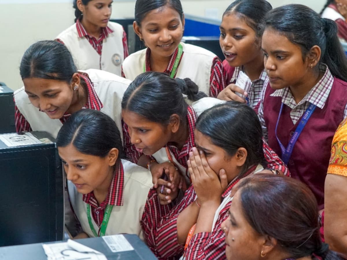 You are currently viewing CBSE 12वीं रिजल्ट 2026 जारी: पिछले साल की तुलना में रिजल्ट में गिरावट, लड़कियों ने फिर मारी बाजी; कंपार्टमेंट और री-इवैल्यूएशन का विकल्प