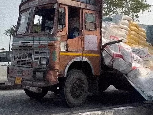 You are currently viewing वडोदरा में भीषण सड़क हादसा, 6 लोगों की मौत: खड़े ट्रक से टकराई बस, 31 यात्री घायल