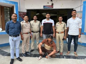Read more about the article उज्जैन महिदपुर पुलिस की बड़ी सफलता: 4 माह से फरार निगरानी बदमाश गिरफ्तार, 10 लीटर कच्ची महुआ शराब जब्त