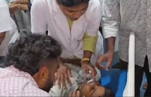 You are currently viewing कर्नाटक के सरकारी छात्रावास में फूड पॉइजनिंग का संदेह, भोजन के बाद 50 छात्र बीमार; कई की हालत नाजुक