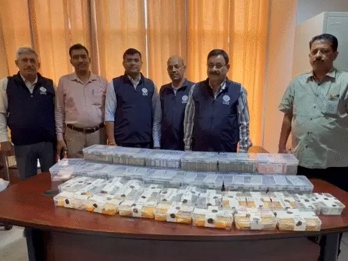 You are currently viewing यूपी में रिटायर्ड ARTO की करोड़ों की संपत्ति का खुलासा: विजिलेंस छापे में 13 किलो सोना, 9 किलो चांदी और 1.62 करोड़ नकद बरामद