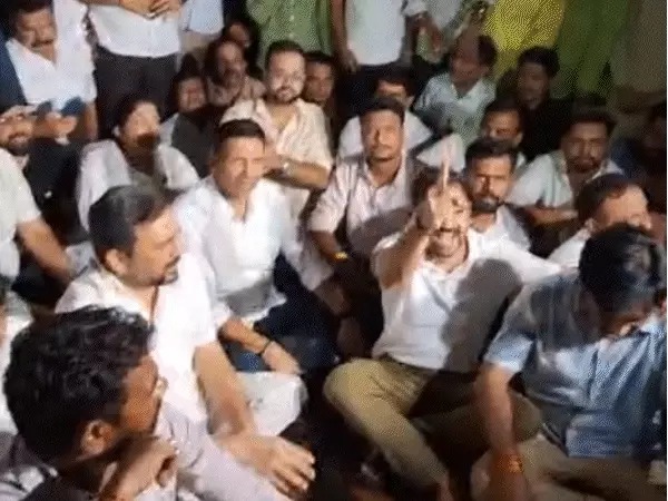 You are currently viewing MP विधानसभा में कांग्रेस का बड़ा विरोध प्रदर्शन: राहुल गांधी की गिरफ्तारी के खिलाफ विधायक धरने पर बैठे, जीतू पटवारी ने मंत्री कैलाश विजयवर्गीय से माफी की मांग की