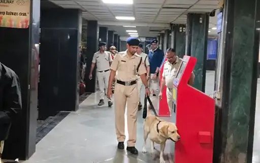 You are currently viewing मुंबई के कल्याण और मुंब्रा रेलवे स्टेशनों को बम से उड़ाने की धमकी, सुरक्षा एजेंसियों ने चलाया सर्च ऑपरेशन