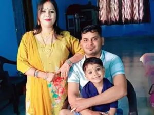 Read more about the article मेरठ में स्कूल संचालक की हत्या का खुलासा: पत्नी ने प्रेमी संग रची साजिश, दूध में नींद की गोलियां देकर जहरीले सांप से डसवाया