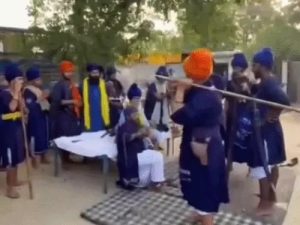 Read more about the article पंजाब में निहंग जसदीप सिंह की पिटाई का VIDEO वायरल: बुड्ढा दल ने धार्मिक सजा का दावा किया, डंडों से पीटते हुए लगवाया ‘वाहेगुरु’ का जयकारा