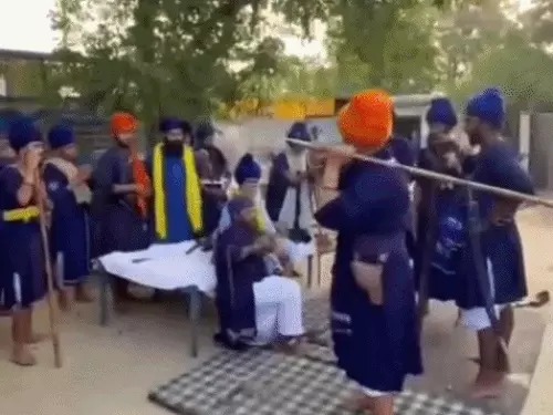 You are currently viewing पंजाब में निहंग जसदीप सिंह की पिटाई का VIDEO वायरल: बुड्ढा दल ने धार्मिक सजा का दावा किया, डंडों से पीटते हुए लगवाया ‘वाहेगुरु’ का जयकारा