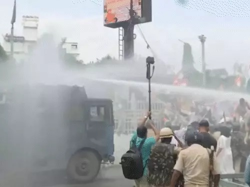 You are currently viewing बिहार में छात्रों के समर्थन में RJD का बड़ा प्रदर्शन, तेजस्वी यादव हिरासत में; वाटर कैनन से रोका मार्च