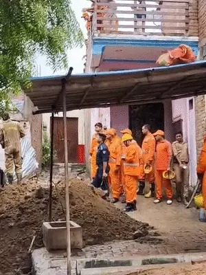 Read more about the article कानपुर में घर का आंगन धंसा, 25 फीट गहरे गड्ढे में गिरी युवती की मौत; 7 घंटे चला रेस्क्यू ऑपरेशन